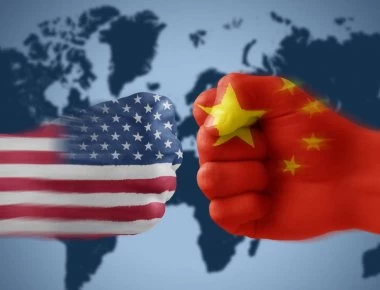 ΕΕ: «Ο εμπορικός πόλεμος ΗΠΑ-Κίνας πλήττει την παγκόσμια οικονομία»